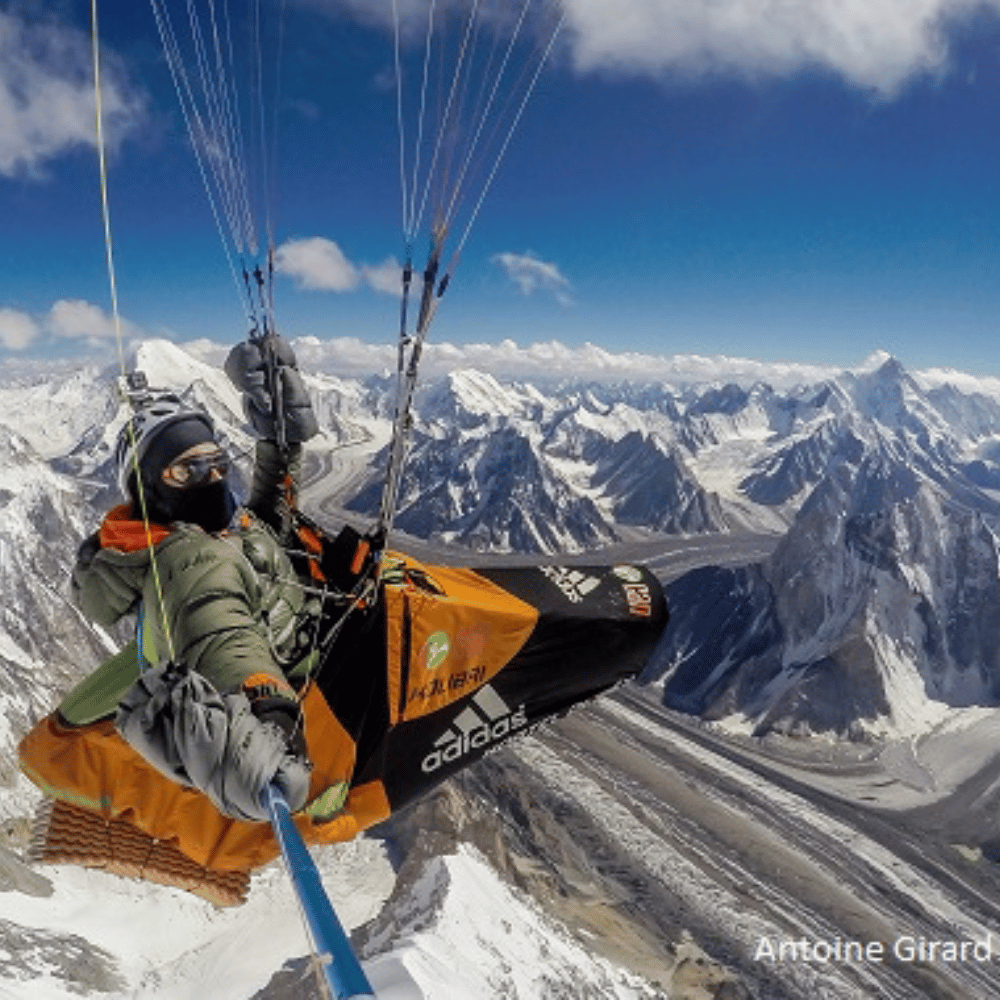 Antoine Girard im Himalaya mit Syride SYS&#39;Nav V3 GPS-Variometer beim Selfie, ideal für Gleitschirmfliegen, zeigt Funktionen wie Navigation und G-Sensor.