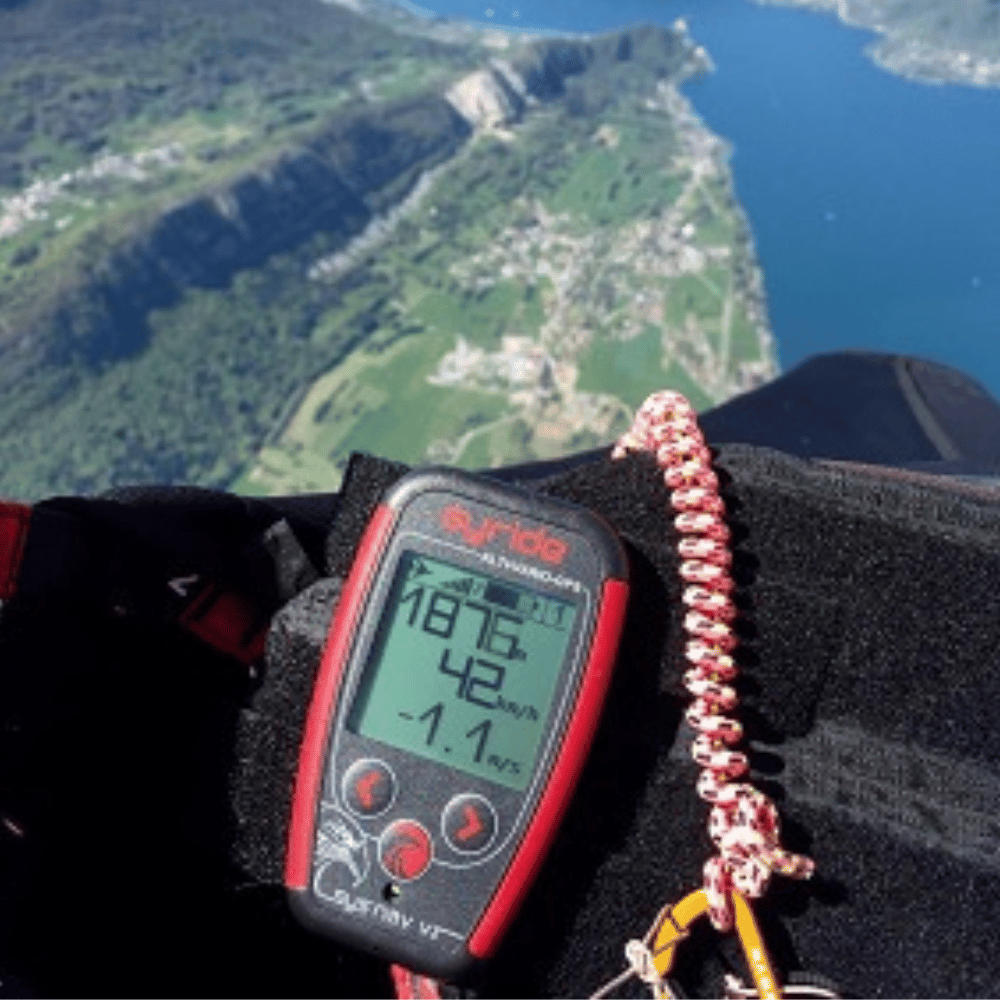 Syride SYS&#39;Nav V3 - GPS-Variometer mit Navigationsfunktionen und G-Sensor, ideal für Gleitschirmflieger, zeigt graphische Daten auf großem konfigurierbarem Display.