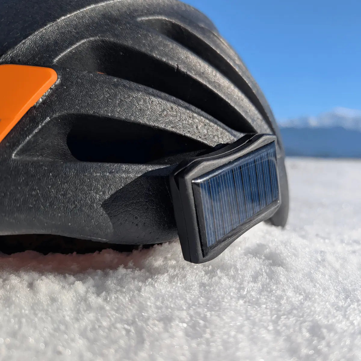 Syride Solar Variometer zur Energiegewinnung am Paragliding-Helm, ideal für hike and fly piloten und Gleitschirmflieger bei klarem Himmel.