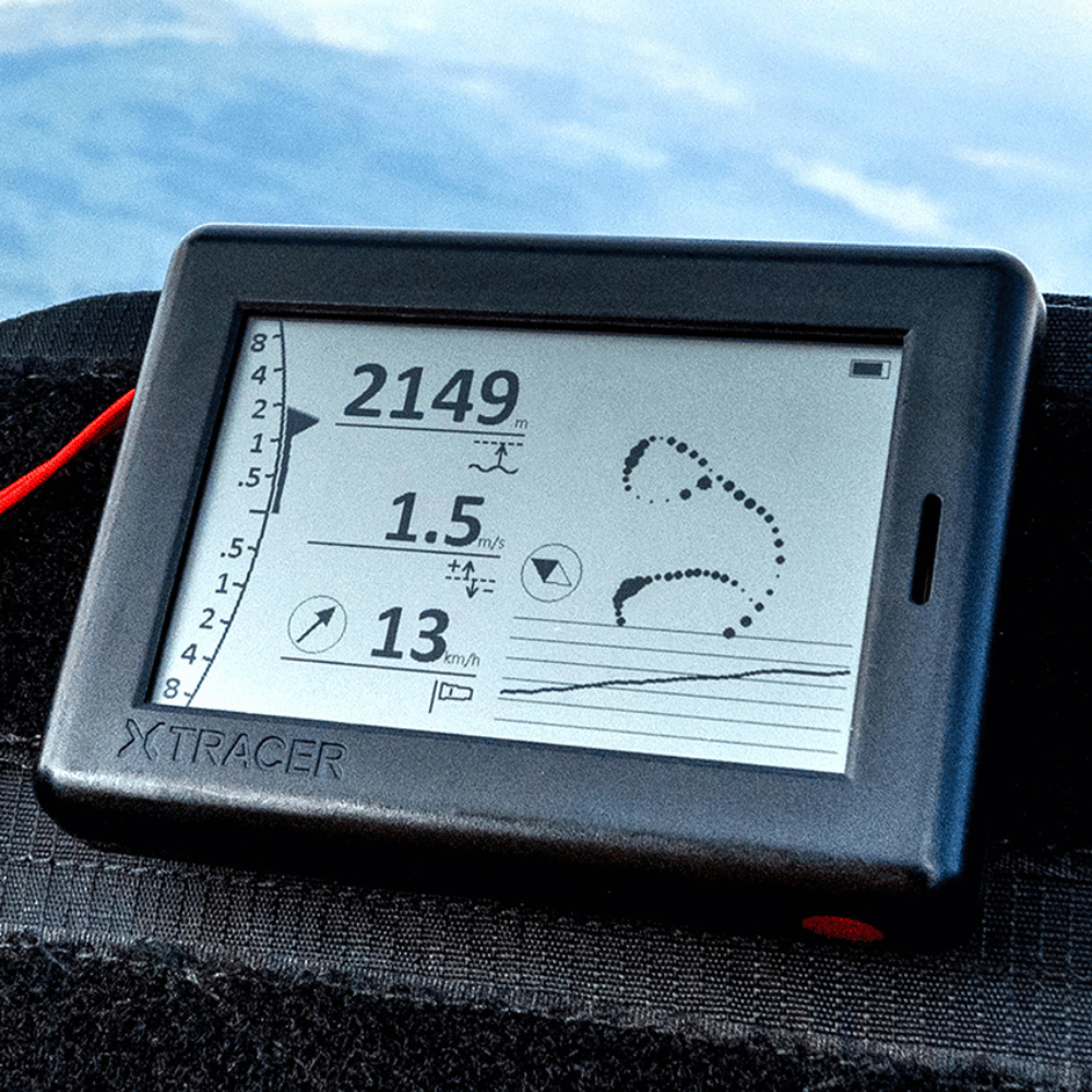 XC Tracer Maxx II GPS-Gerät, zeigt verzögerungsfrei Steigen/Sinken, erleichtert Thermikzentrierung, intuitive Anzeige, robustes, blendfreies Display. Perfekt für Gleitschirmflieger.