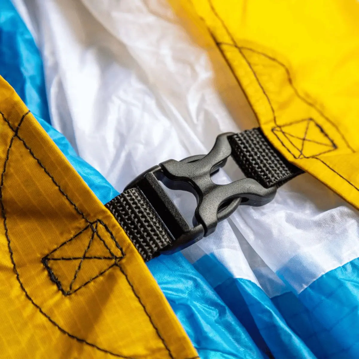 BGD Compress Bag detail Ansicht mit Schnalle, ideal zum Verstauen von Gleitschirmen, mit robusten Clips und Reissverschlüssen für kompakte Aufbewahrung beim Gleitschirmfliegen.