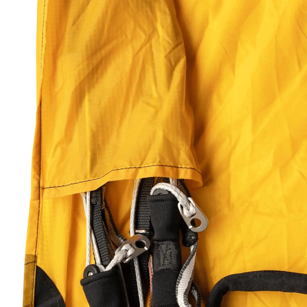 BGD Compress Bag detail Ansicht vom Staufach für die Tragegurten. Ideal zum Schutz und Transport von Gleitschirmen, mit robusten Clips und Reissverschlüssen für minimales Packmass.