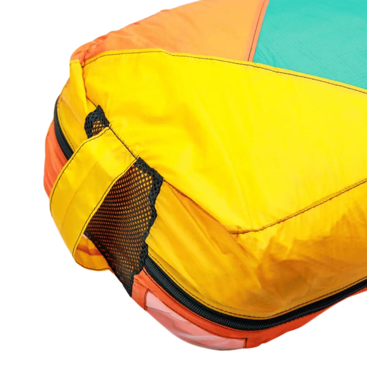 BGD Compress Bag detail Ansicht des Tragebandes. Ideal zum Komprimieren von Gleitschirmen, mit robusten Clips und Reissverschlüssen, geeignet für Reisen und Wandern.
