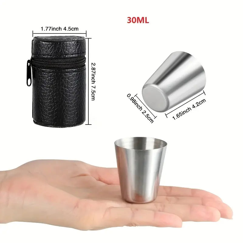 Edelstahl Espresso Tassen 4Stk., eine kleine silberne Tasse in einer Hand, ideal für Outdoor-Abenteuer, mit Kunstlederetui für sicheren Transport.