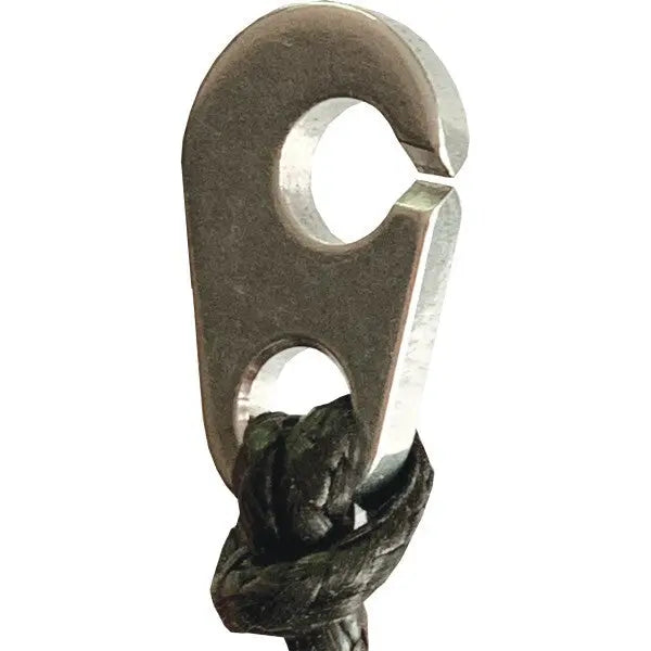 Finsterwalder Brummelhaken aus Titanal in Nahaufnahme, speziell für Gleitschirmsport entwickelt, bekannt für hohe Festigkeit bei geringem Gewicht. Ideal für Gleitschirm-Speedsysteme.