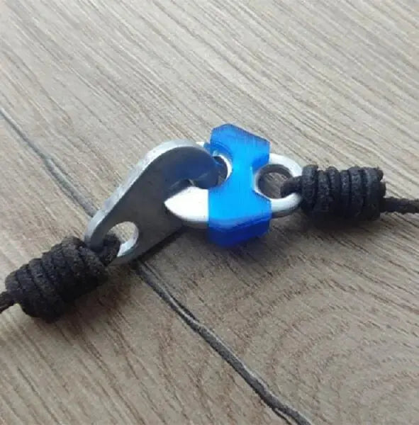 Brummellock - Brummelhaken Sicherung, Detailansicht einer robusten Kunststoff-Kette zur Sicherung von Gleitschirm-Verbindungen, verhindert versehentliches Öffnen.