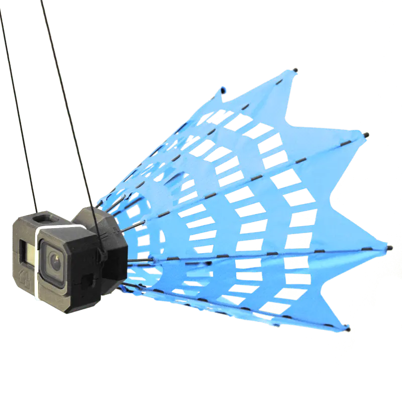 Skybean Chase XC - die faltbare, kompakte Chase Cam mit Kamera- und Flügelmechanismus, ideal für Gleitschirmflieger. Bereit zum Fliegen, mit Bungee-Seil für Sicherheit.