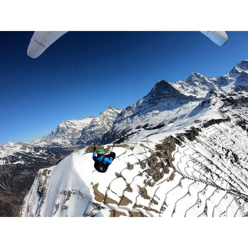 Skybean Chase XC - kompakte, faltbare Chase Cam über verschneiten Bergen, ideal für Gleitschirmflieger, bietet Kameraschutz und leichtes Transportieren. Perfekt für Paragliding-Begeisterte.