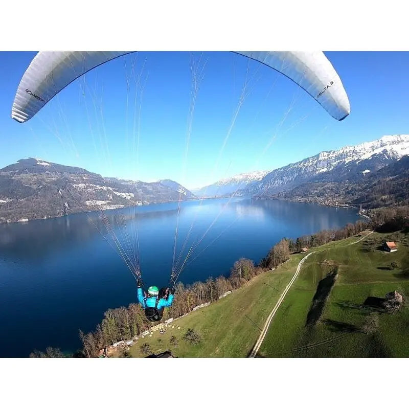 Skybean Chase XC - kompakte, faltbare Chasecam beim Paragliding über einem See, ideal für sichere Kameraflüge und Schutz, präsentiert von Paragliding24.ch.