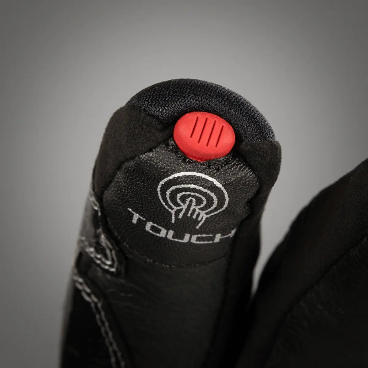 Schwarzer Chiba Thermo Aktiv Handschuh mit rotem Touchscreen-Finger und "TOUCH"-Logo, ideal für kalte Tage.