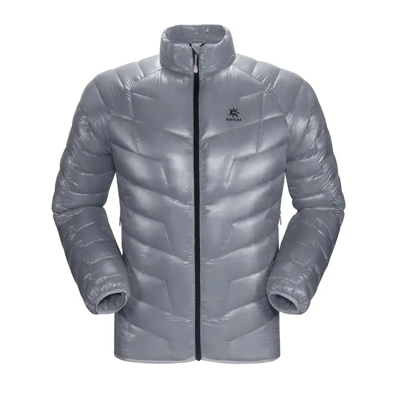 Kailas Mont Ultralight Down Jacket (900 Cuin) mit athletischer Passform, Stehkragen und versteckten Taschen, ideal für alpines Wetter und Gleitschirmfliegen.
