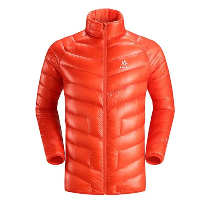 Kailas Mont Ultralight Down Jacket (900 Cuin) mit weißem Logo, ideal für kaltes Wetter. Strapazierfähig, atmungsaktiv, mit Stehkragen und verstaubarem Design für Outdoor-Aktivitäten.