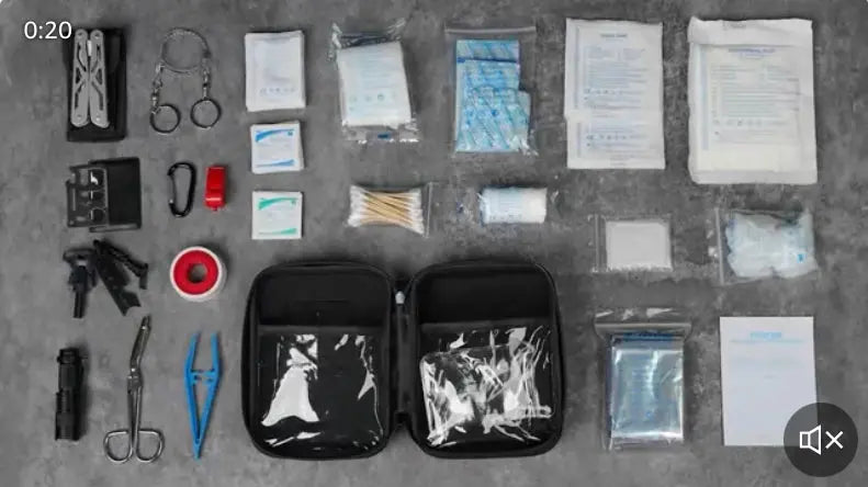 Gleitschirm Erste Hilfe Set & Survival Kit mit 130 medizinischen Hilfsmitteln, inklusive Taschenlampe, ideal für Outdoor-Abenteuer und Notsituationen, kompakt und tragbar.