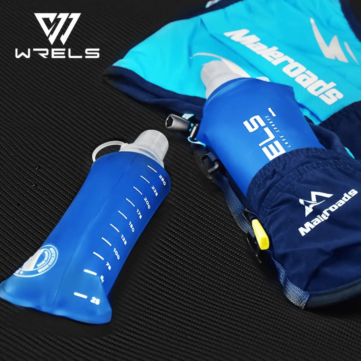 Zwei faltbare 500ml Trinkflaschen in leuchtendem Blau, eine davon in einer Sportweste, mit Messskala und Logoaufdruck, ideal für Läufer.