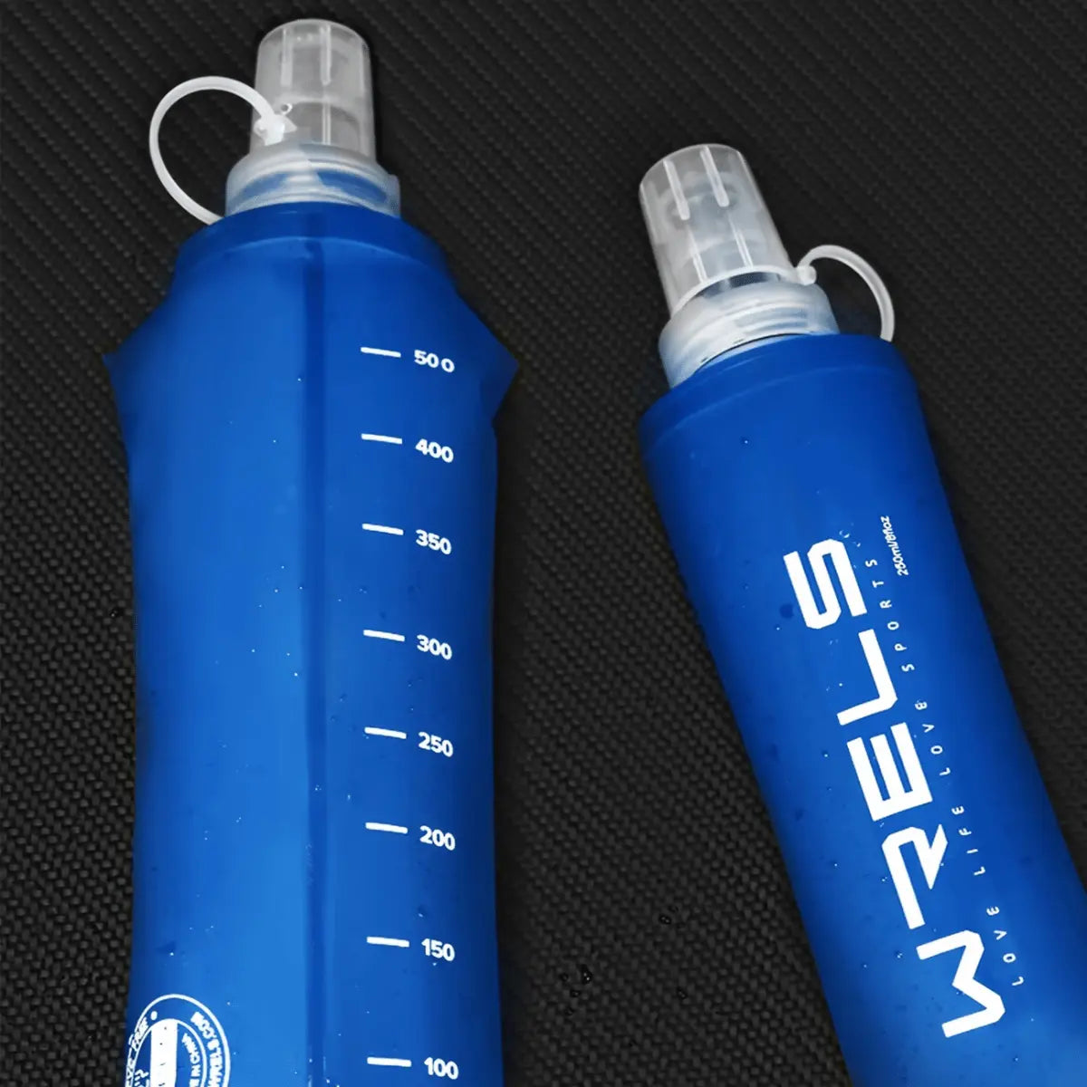 Zwei faltbare 500ml Trinkflaschen aus blauem, flexiblem Material mit Messskala und Schraubverschluss, ideal für Sport und Outdoor-Aktivitäten.