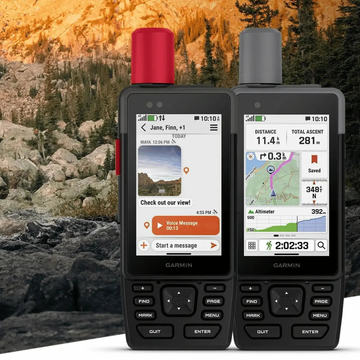 Zwei Garmin GPSMAP H1 & H1i Plus Outdoor-Navigationsgeräte mit Touchscreen-Displays, eines mit roter und eines mit grauer Antenne, vor einer Berglandschaft.