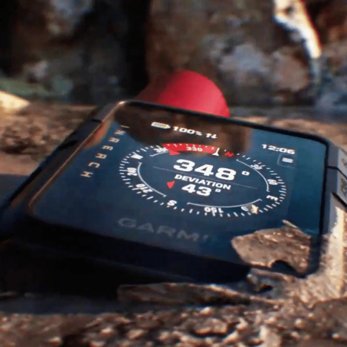 Kompakter, schwarzer Garmin inReach Mini 3 Plus Outdoor-GPS-Tracker mit beleuchtetem Kompass-Display und wetterfestem Gehäuse, ideal für Wanderungen.