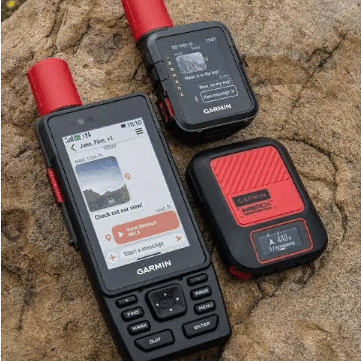 Kompakte schwarze Garmin inReach Mini 3 Plus Satellitenkommunikatoren mit roten Antennen, auf Felsen liegend.
