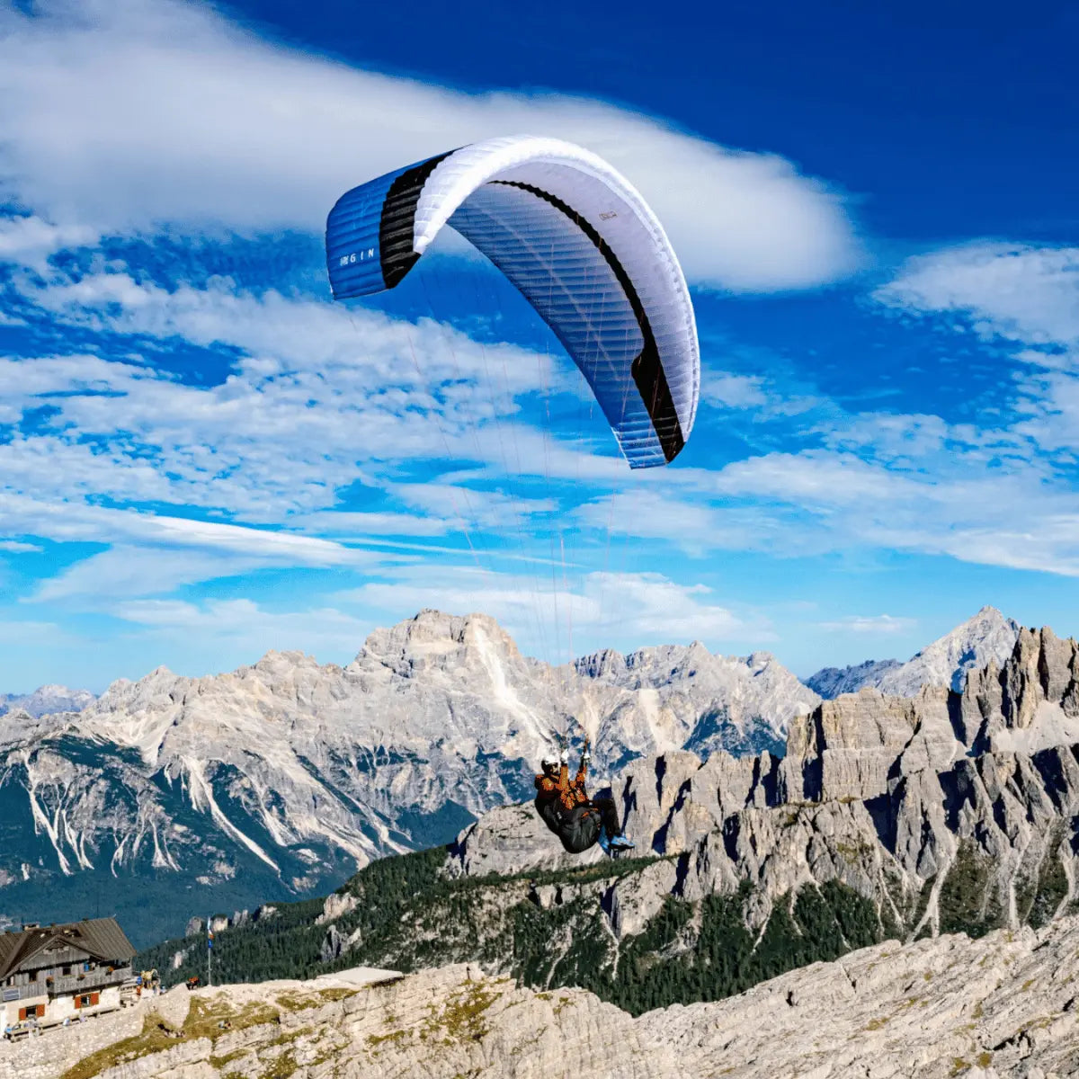 Fliegender Gin Bandit 2 Ultra Light Gleitschirm über Alpenlandschaft, ideal für ambitionierte Piloten, die Leichtbau und Performance schätzen.