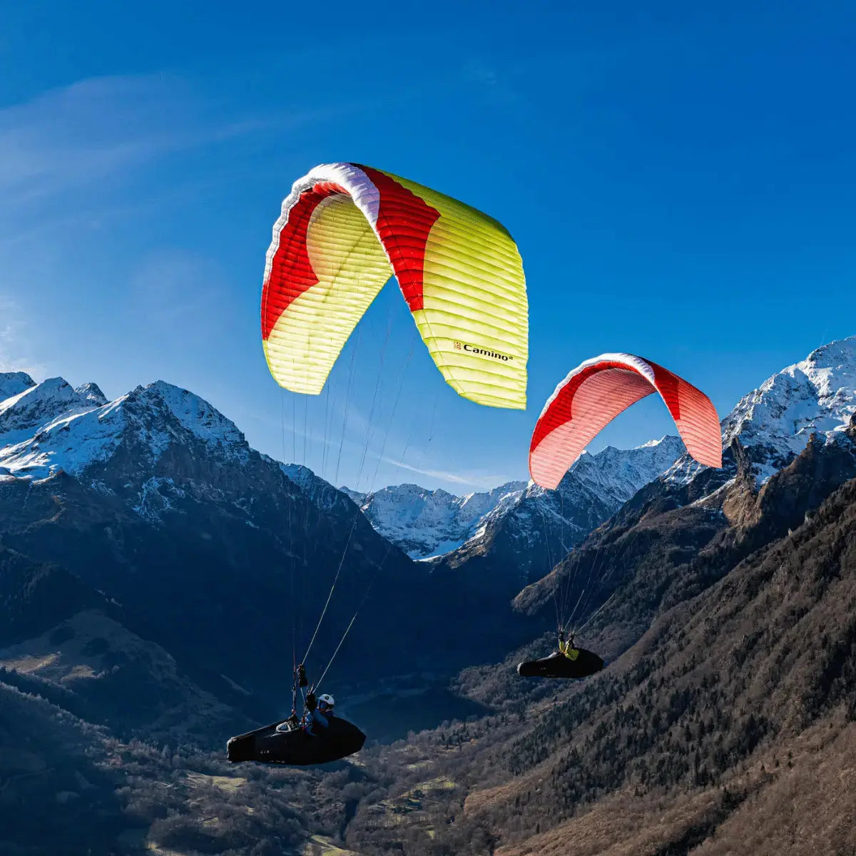 Gin Camino 2 Light (EN-C) Paraglider über Alpental, ideal für erfahrene XC-Piloten, kombiniert leichte Bauweise mit hoher Gleitleistung und Stabilität in thermischen Bedingungen.