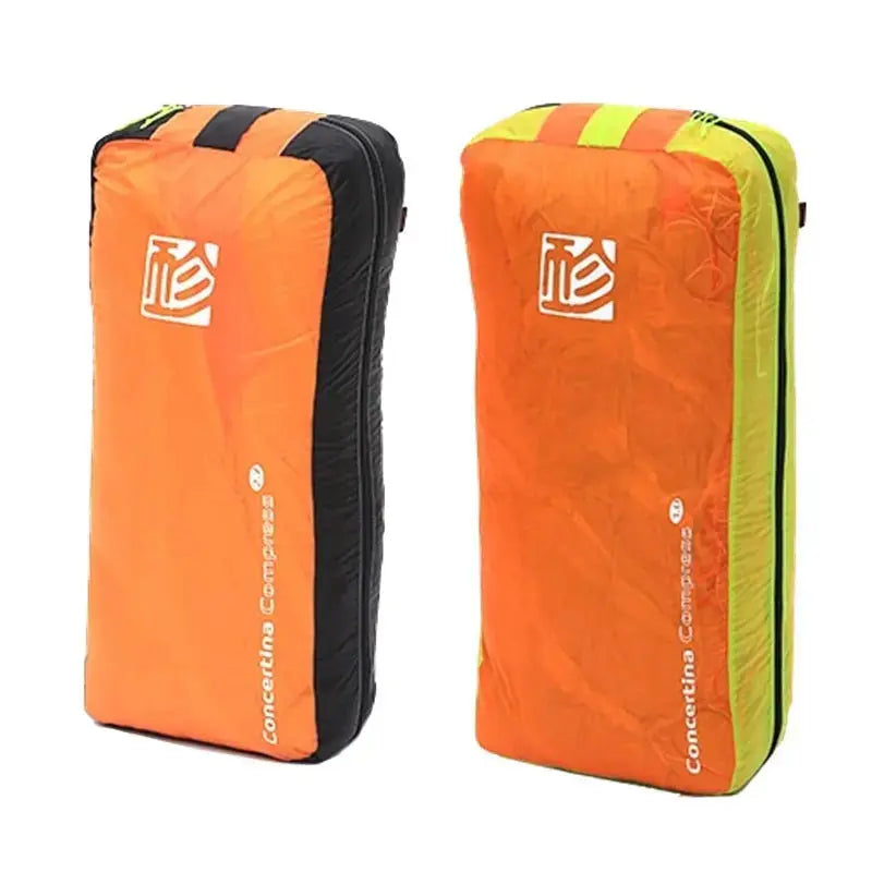 GIN Concertina Compress Bag, ideal zum Hike & Fly, zeigt zwei orange-schwarze Taschen im Detail, die das einfache Packen und Komprimieren von Schirmen erleichtern.