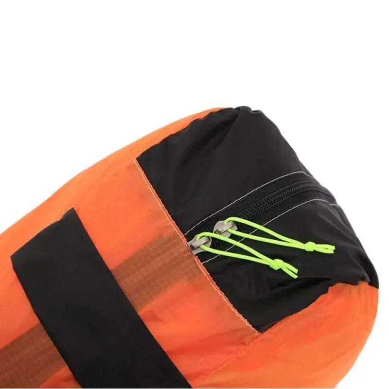 GIN Concertina Compress Bag, Nahaufnahme eines Schlafsacks mit Schnallen, ideal fürs Hike & Fly, erleichtert das Packen und Komprimieren von leichten Schirmen.