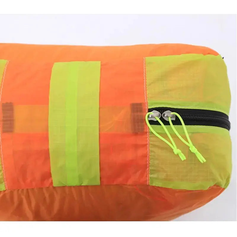 GIN Concertina Compress Bag mit Nahaufnahme eines Reißverschlusses, ideal zum kompakten Verpacken von Schirmen für Hike & Fly.