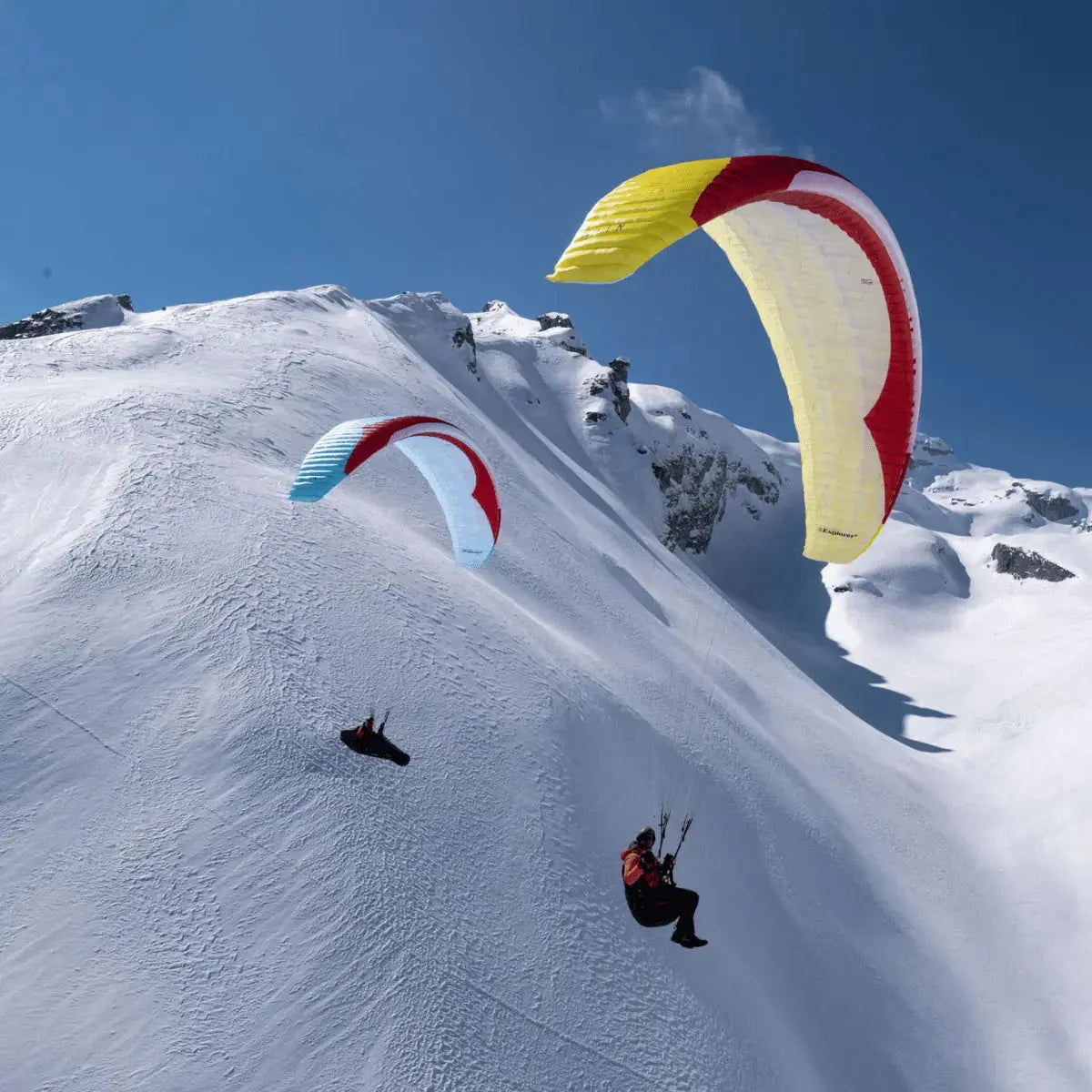 GIN Explorer 2 Gleitschirm bei Schneeflug. Hochwertiger High EN-B Leichtschirm, ideal für abenteuerliches Paragliding. Perfekte Gleitleistung und Stabilität für unbeschwerten Flugspaß.