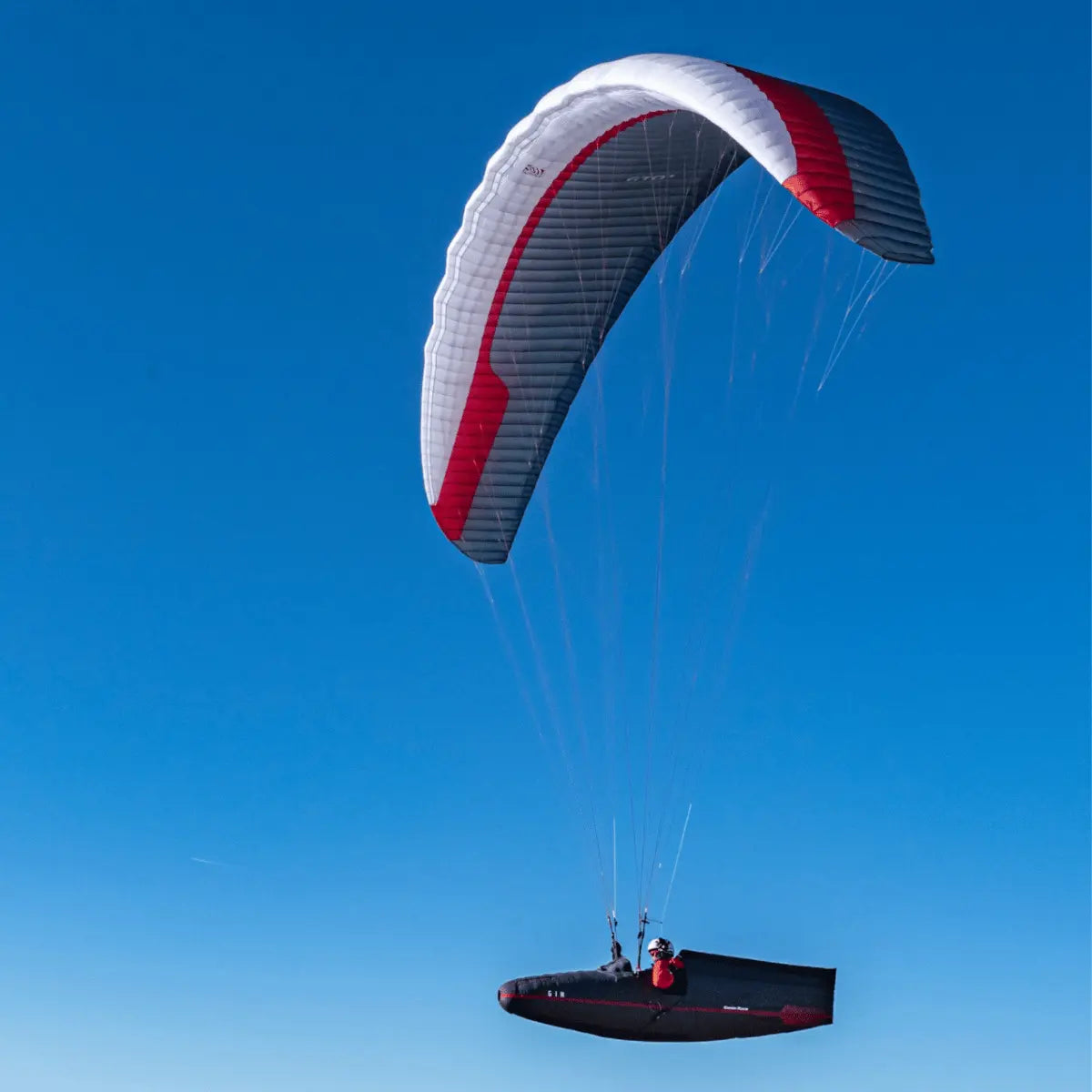 Pilot fliegt Gin GTO 3 EN-C Gleitschirm, optimiert für erfahrene XC-Piloten, in klarem Himmel, unterstreicht Hochleistungscharakter für lange Streckenflüge.