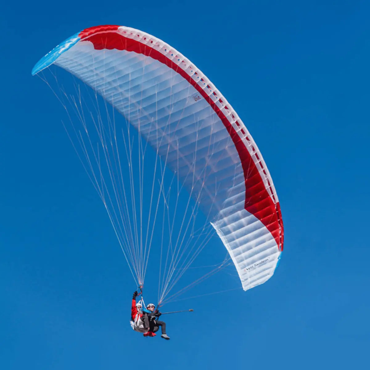 Gin Yeti Tandem 3 (EN-A) Hike & Fly Tandem in der Luft, ideal für maximale Sicherheit und leichtes Gewicht bei Bergabenteuern.