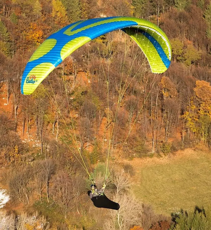 Icaro Buteo XC (High EN-B) Gleitschirm beim Paragliding in der Luft, ideal für Streckenflüge, bietet hohe Sicherheit und Leistung für ambitionierte Piloten.