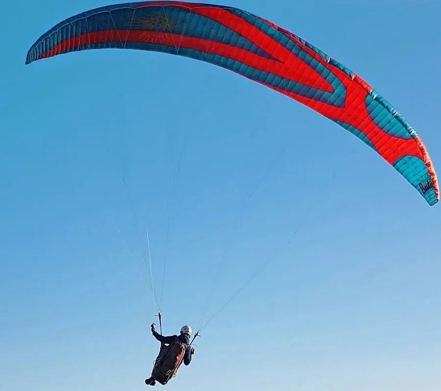 Icaro Buteo XC Gleitschirm im Flug, optimiert für Streckenflüge, bietet hohe Sicherheit und Leistung, perfekt für ambitionierte Gleitschirmpiloten.