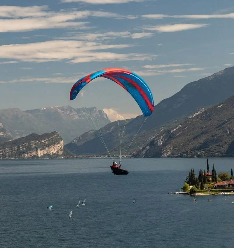 Icaro Buteo XC (High EN-B) Gleitschirm beim Paragliding über Wasser, zeigt fortschrittliches Design und Leistung für Streckenflugpiloten.
