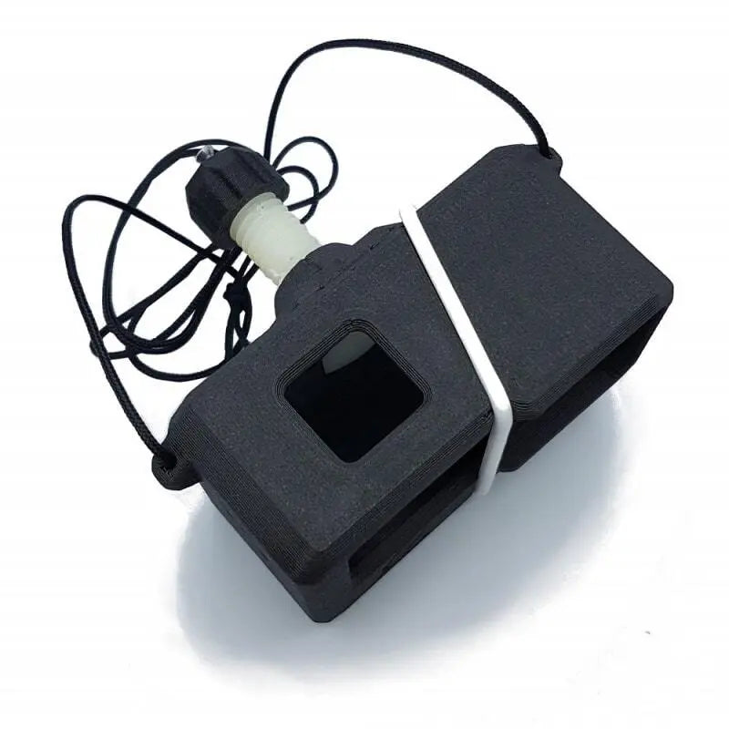 Skybean Chase XC Schutz Case mit weißem Riemen, schützt GoPro-Kamera beim Gleitschirmstart und -landung vor Schäden. Enthält Nylonschraube und Edelstahl-Sicherungsschraube.