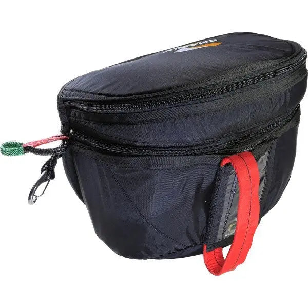 Charly Cockpit mit Frontinnencontainer, schwarzer Behälter mit rotem Griff, geeignet für Fluginstrumente und Rettungsgerät, abnehmbarer oberer Teil für Wertsachen.