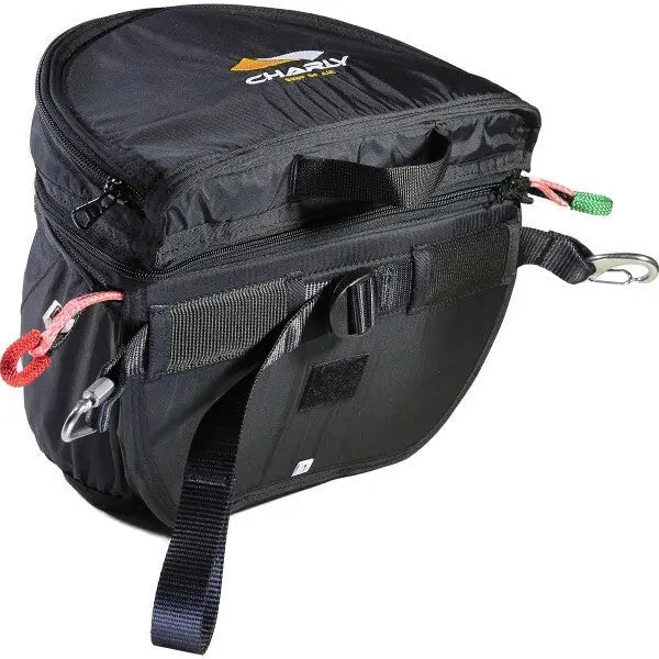Charly Cockpit mit Frontinnencontainer, ein schwarzer Tragebeutel mit verstellbaren Gurten, ideal für Fluginstrumente und Wertsachen, passend für diverse Gurtzeuge im Gleitschirmsport.