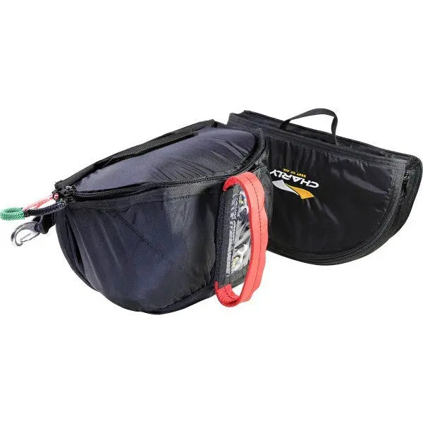 Charly Cockpit mit Frontinnencontainer für Fluginstrumente, abnehmbare Tasche, längenverstellbare Befestigung, ideal für sicheres Transportieren und Schutz beim Fliegen.