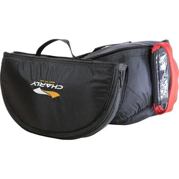 Charly Cockpit mit Frontinnencontainer, schwarze Tasche mit rotem Gurt, weißem Logo. Enthält Fach für Fluginstrumente, abnehmbare Tasche und verstellbare Befestigung.