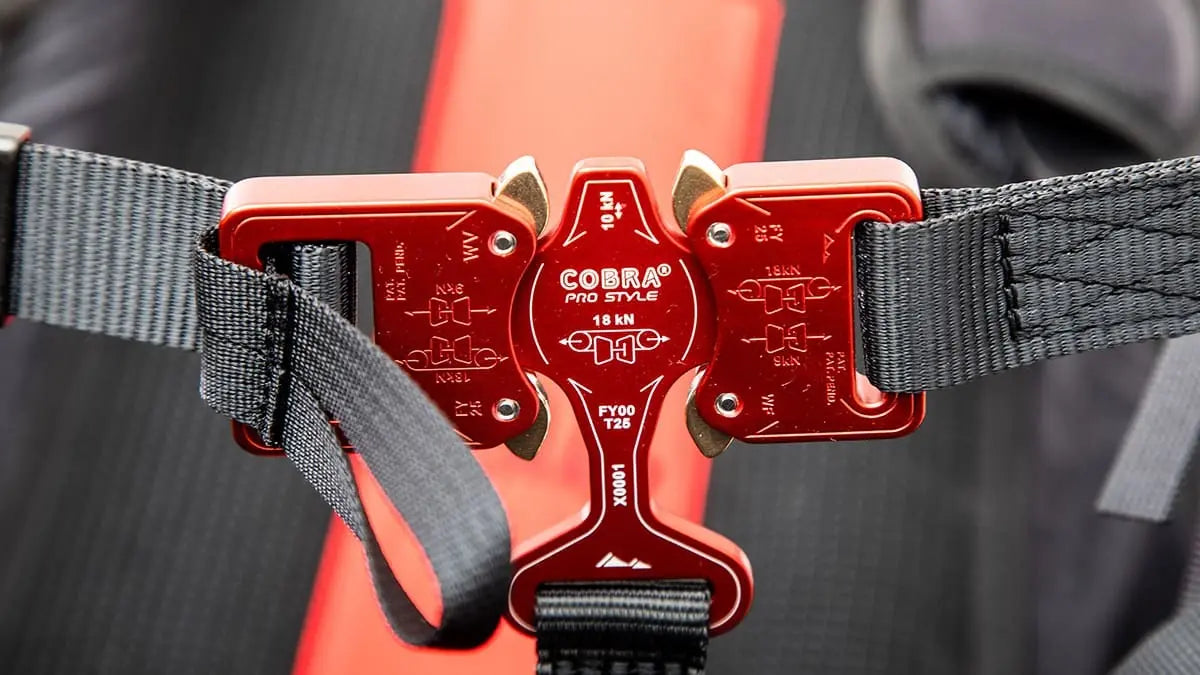 Icaro Loxia 2 Tandem Gurtzeug Pilot mit Metallbeschlägen und Riemen für maximalen Komfort und Sicherheit beim Tandemfliegen.