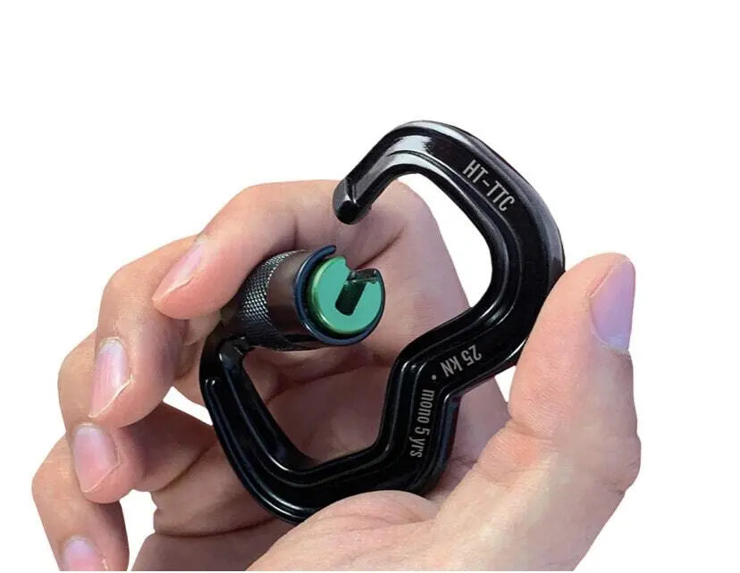 Hand hält einen Finsterwalder Unilock Karabiner Rot/Grün ultraleicht, bekannt für hohe Bruchlast und ultraleichtes Design, ideal für Gleitschirmzubehör.