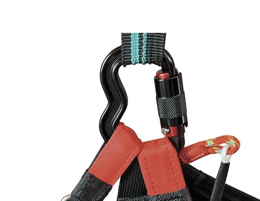 Nahaufnahme eines Finsterwalder Unilock Karabiners Rot/Grün, ultraleicht, mit gedrehter Schnapperöffnung, ideal für Gleitschirmgurtzeuge. Perfekte Form für hohe Sicherheit und Komfort.