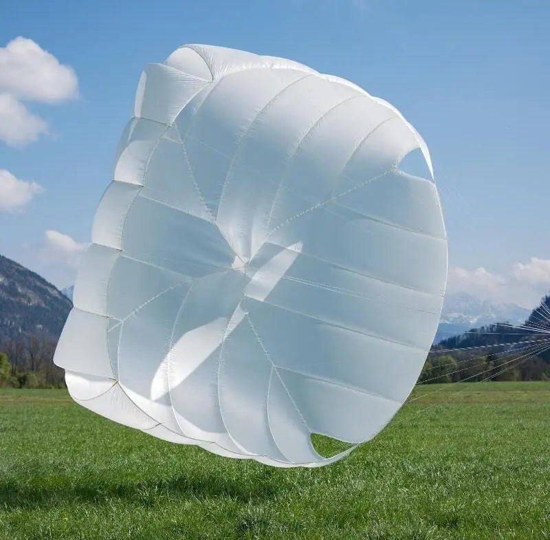 Icaro Square Light Rettungsschirm schwebt am Himmel, leichter Kreuzkappen-Schirm mit schneller Öffnung und hoher Pendelstabilität, ideal für Gleitschirmpiloten.