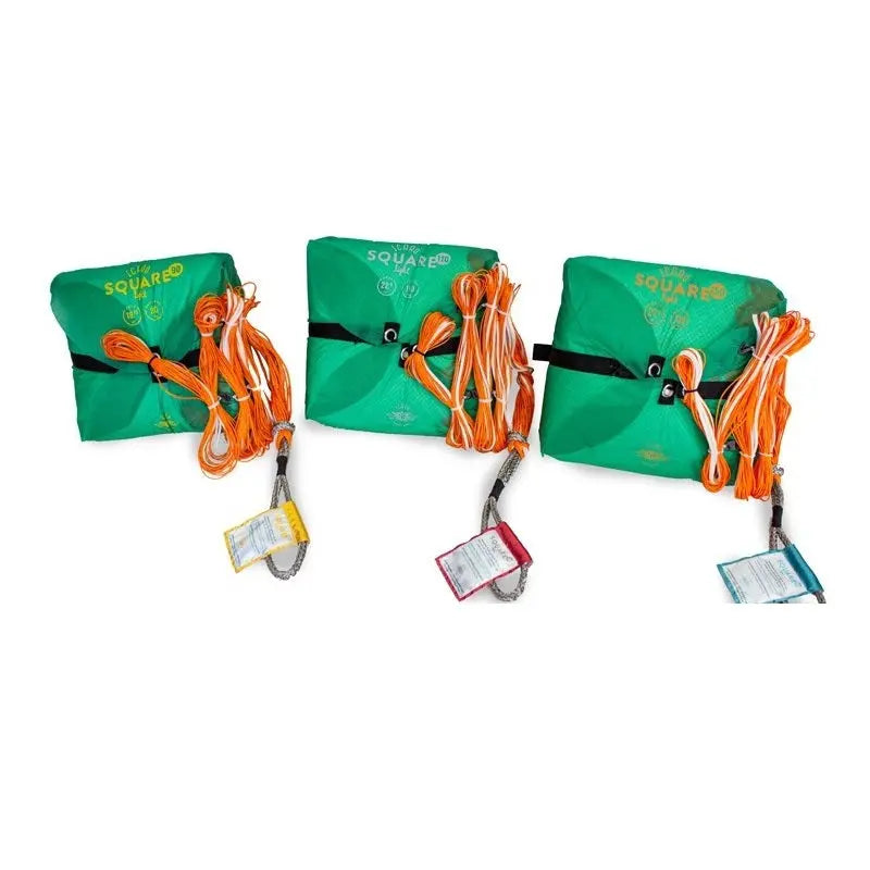 Icaro Square Light Notschirm mit grünem Gewebe und orangefarbenen Schnüren, ideal für Gleitschirmpiloten. Leicht, schnell öffnend, hohe Pendelstabilität.