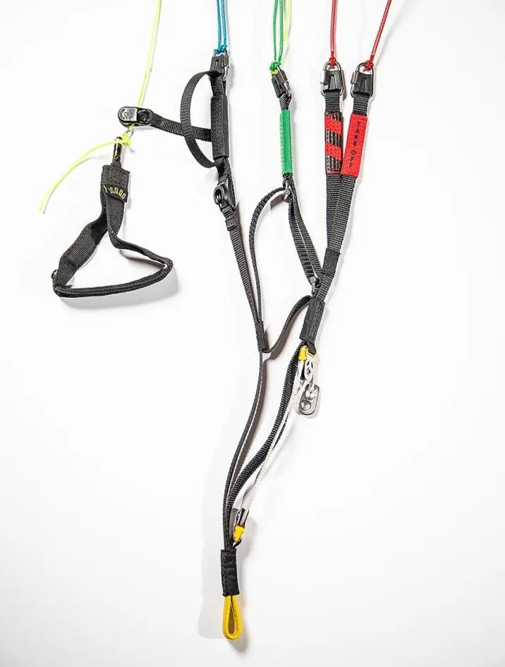 Icaro Pandion 2 (Low EN-B) Gurtzeug mit grün-rotem Gurt, bietet komfortables Fluggefühl für Genussflieger und Thermikliebhaber, erhältlich bei Paragliding24.ch.