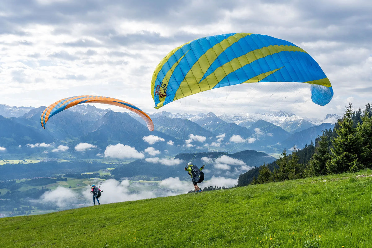 Icaro Pica 2 Gleitschirm beim Paragliding über einem Hügel, ideal für sichere Schulungen und genussvolles Fliegen.