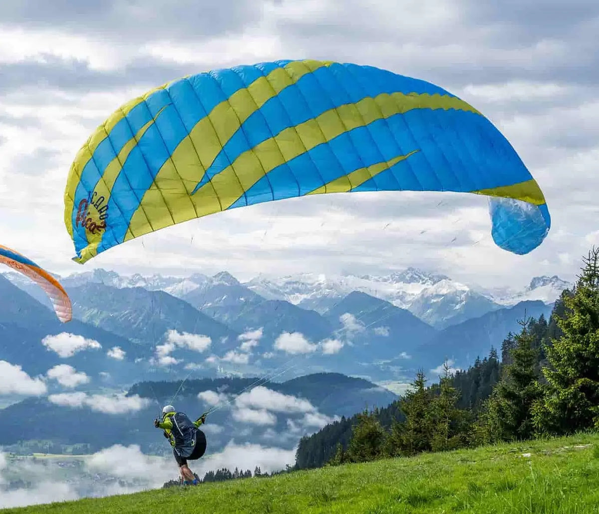 Icaro Pica 2 (Low EN-A) Gleitschirm über Berglandschaft, ideal für Schulung und freies Fliegen. Perfekte Stabilität und leichte Handhabung für Anfänger.