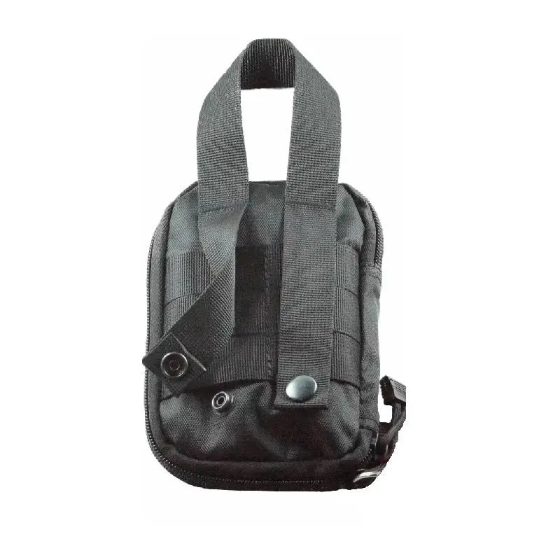 Safe my Flight - Gleitschirm Repair Kit in einer schwarzen Tasche mit blauen Griffscheren und Werkzeugen zur Reparatur von Gleitschirmleinen unterwegs.