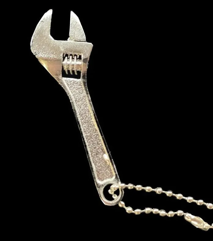 Silberner Rollgabelschlüssel aus dem Safe my Flight - Gleitschirm Repair Kit, ideal für Notfallreparaturen für Gleitschirm-Piloten.