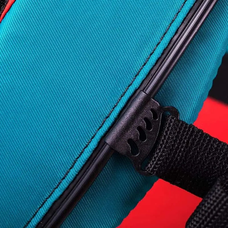 Icaro Rucksack - Comfort Bag, Nahaufnahme eines blauen Rucksacks mit verstellbarem Brustgurt und gepolsterten Schultergurten für optimalen Tragekomfort beim Gleitschirmfliegen.