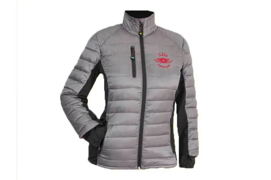 Icaro Team Gleitschirmjacke mit Reißverschluss, ideal für kühle Tage und Gleitschirmfliegen, ausgestattet mit Softshell-Einsätzen und mehreren Taschen.